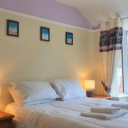5 Bed, 2 Bath Home + Terrace, Garden & Parking Swindon Exterior foto