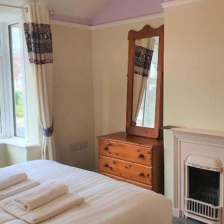 5 Bed, 2 Bath Home + Terrace, Garden & Parking Swindon Exterior foto