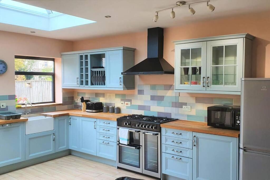 5 Bed, 2 Bath Home + Terrace, Garden & Parking Swindon Exterior foto