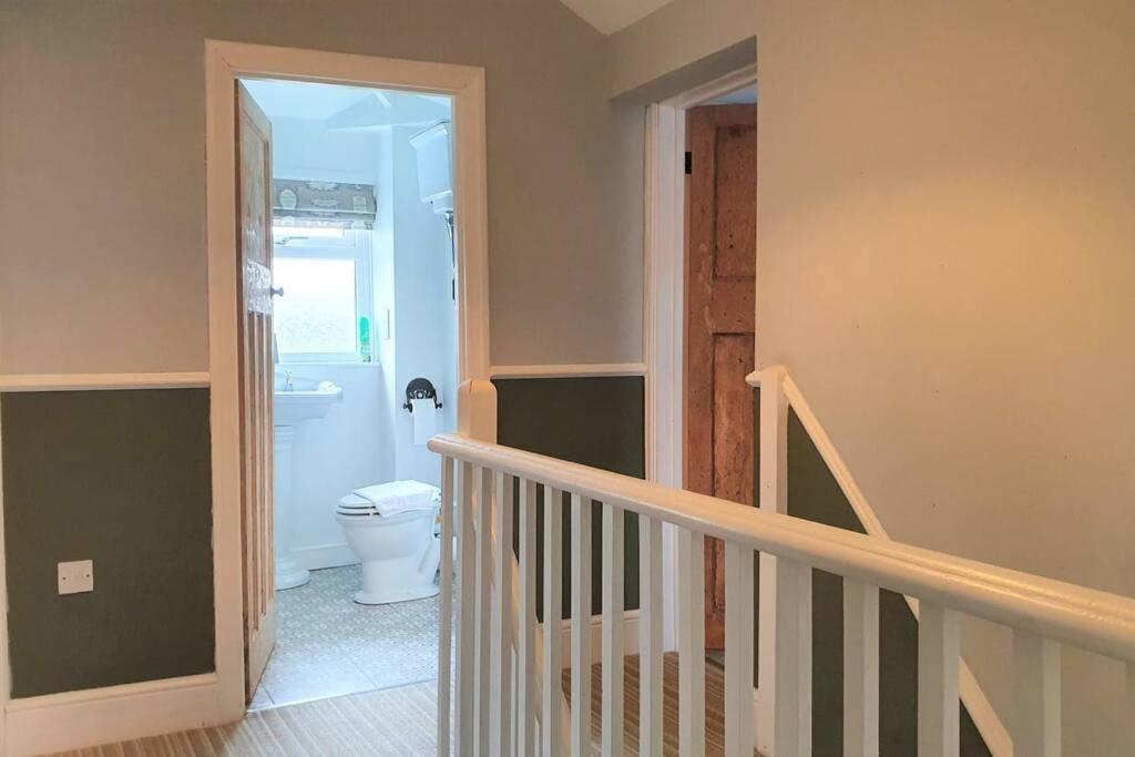 5 Bed, 2 Bath Home + Terrace, Garden & Parking Swindon Exterior foto