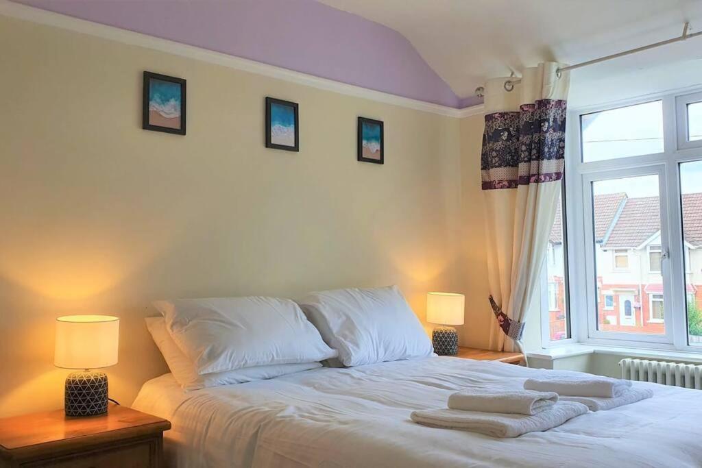 5 Bed, 2 Bath Home + Terrace, Garden & Parking Swindon Exterior foto