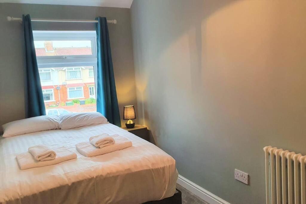5 Bed, 2 Bath Home + Terrace, Garden & Parking Swindon Exterior foto