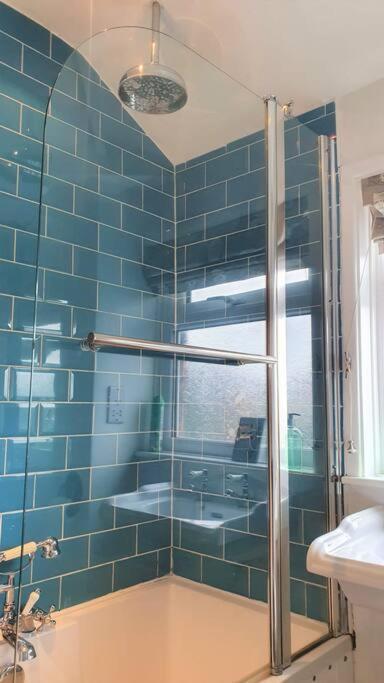 5 Bed, 2 Bath Home + Terrace, Garden & Parking Swindon Exterior foto