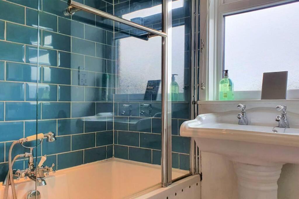 5 Bed, 2 Bath Home + Terrace, Garden & Parking Swindon Exterior foto