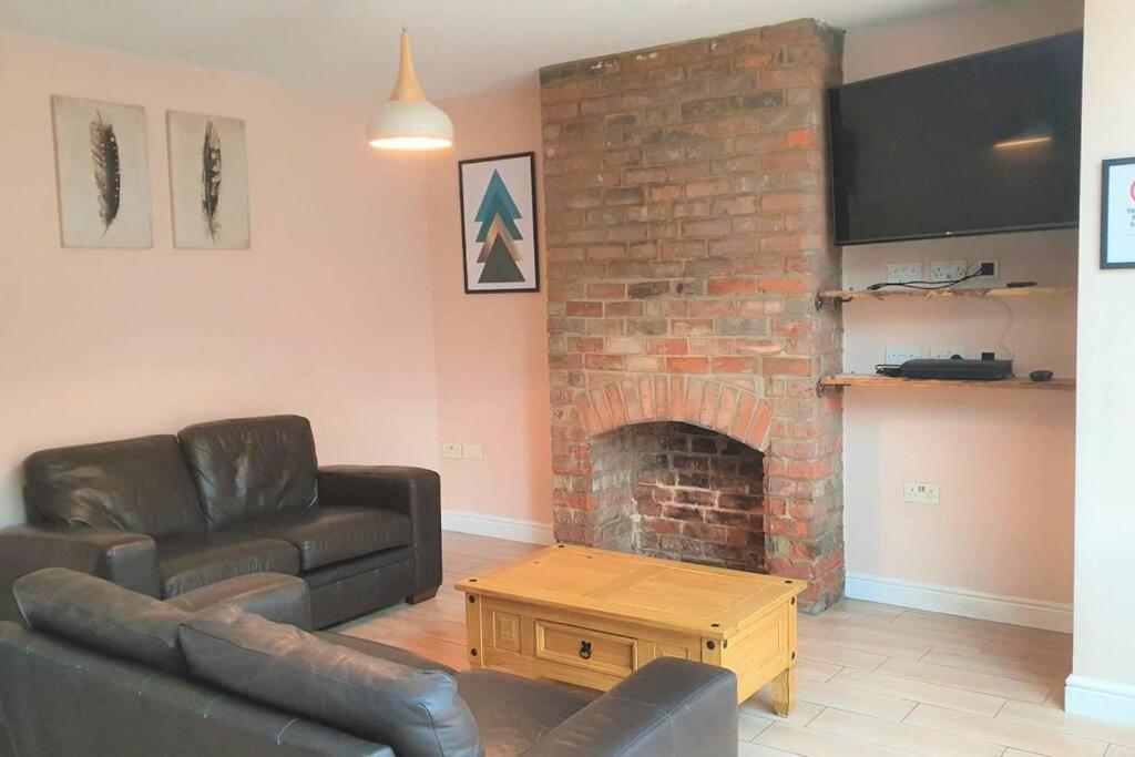 5 Bed, 2 Bath Home + Terrace, Garden & Parking Swindon Exterior foto